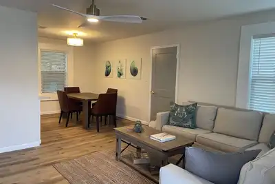 Image de Cozy 3 bed, 2 bath cottage 0. 2 miles to boat ramp/waterfront trails Dog friendly