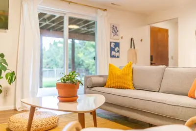 Image de The Mod Pod - Spacious, mid-century modern apartment in a quiet, close in spot