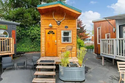 The Cabin - Custom Tiny Home w/ Log Cabin Vibe