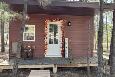 Image de The little cabin in the woods! Nearby great trails and hunting!