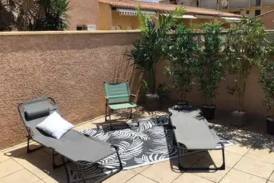 Villa climatisée, 2 chambres (5 p. ), grande terrasse ensoleillée, plage 300 m