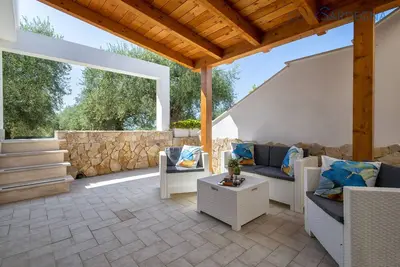 Maison Pollina sur le domaine de Brionis avec grande véranda