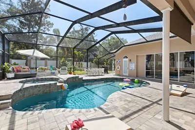 Image de Dunedin Lux 5br Villa w/heated saltwater pool & spa, patio, putting green & Bbq