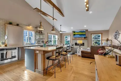 Image de Luxurious 3-Bedroom Townhouse, Walk to Village