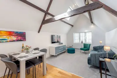 Image de 40c 2 bed Celosia Beautiful Town Centre Apartment - Pass the Keys