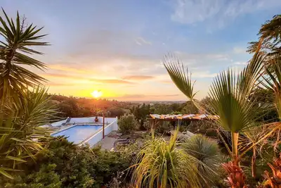 Image de Hidden villa with pool and sea views, located in a green area.