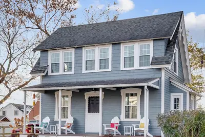 Image de Adorable Cottage with Cottage porch, walk to water & town