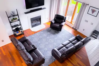 Image de 3br, Sleeps 6, Onsite Parking & Gym Access\n