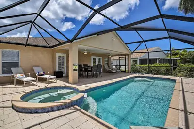 Image de 4 Br Home w/Lanai & Saltwater Pool/Spa and Lake View!