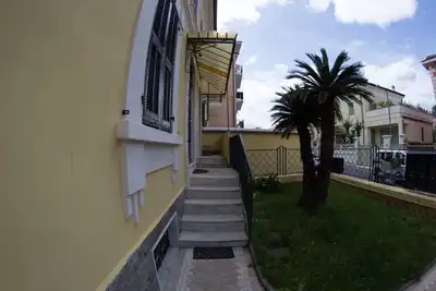 Image de Tipical Ligurian house in old historical building very close to beaches.