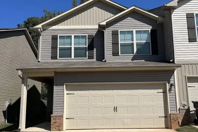 Image de 3-Bedroom End Unit Townhouse with 2-Car Garage in Calera