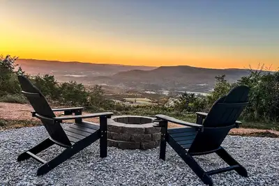 Image de Cozy retreat with picturesque views! Close to restaurants, hiking and river.