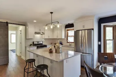 Image de Designer Rental in Excelsior - walk to everything!