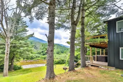 Image de Creekside Getaway w/ Hot Tub & Scenic Views