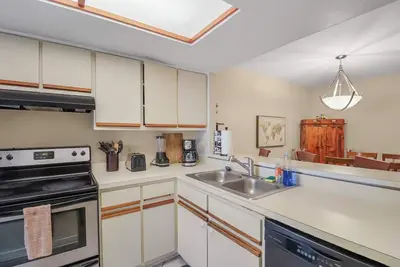 Cozy Townhouse in Gainesville Close to Oaks Mall!
