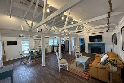 Image de Charming Cottage! Open space with coastal theme. Centrally located.