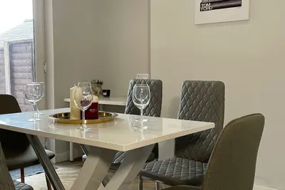 Image de Stylish and spacious town house. Close to town/free parking