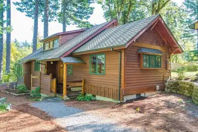 Image de Beautiful modern cabin in the heart of the breathtaking Columbia River Gorge.