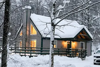 Image de Cozy ski retreat 7 minutes from Stratton's Sunbowl!