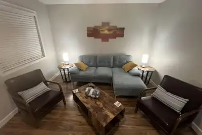 Image de Pet Friendly! 1st Floor! Walking Distance to Shopping & Dining