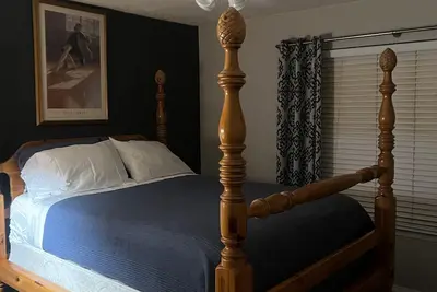 Image de cozy getaway with hot tub, sits on a relaxing patio, close  freeway access