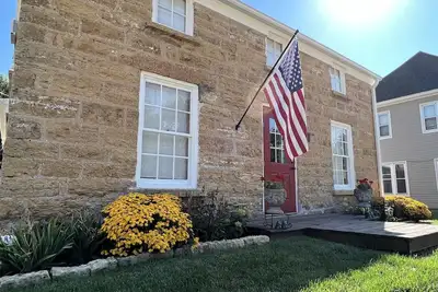 Image de The Iowa Stone House. Enjoy Historic Charm and Spacious Modern Comfort.