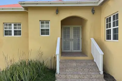 Image de Breezy hillside executive house with great views near to St. Johns City