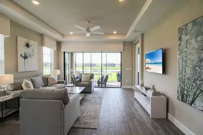 Image de Bright and airy waterfront villa in the Esplanade - Golf Course Access - Sunny Retreat