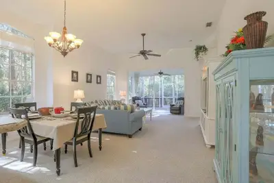 Image de 2br villa centrally located in University Park - Forest View