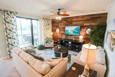 Image de Lavish 2 Br lakefront condo with golf course views | Lakewood Ranch - Endless View