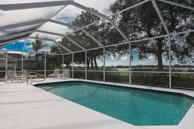 Image de Stunning 3br lakefront - Pool home in Palmetto - Cranes Galore