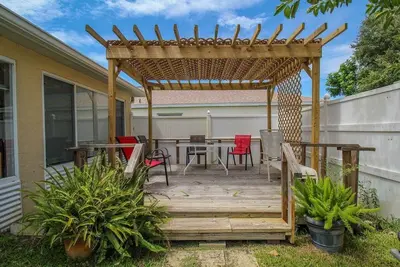 Image de Spacious coastal retreat with private yard | Minutes from Bradenton Beach - Cabana Breeze