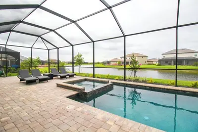 Image de Exquisite waterfront 3br pool home in Lorraine Lakes - Grand Getaway