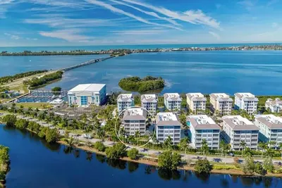 Image de Stunning waterfront 3 Br / 3 Ba condo with amazing views - A Wave from it all