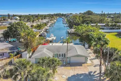 Image de Waterfront 3 Br Pool Home 2. 5 Miles from the Beach - Vitamin Sea
