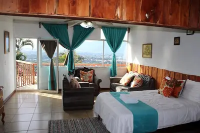 Image de Wonderful climate at 4000ft. Views of entire Central Valley! Close to Airport