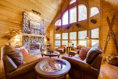 Image de Spacious Packwood Cabin w/ Hot Tub - Near River