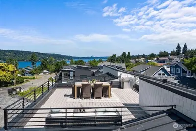 Image de Breathtaking water views and expansive spaces