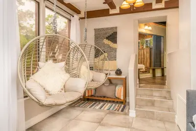 Image de Beautiful Unique home with yoga/meditation studio!