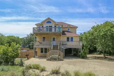 Located in the heart of Duck, this five bedroom home is just pleasant walk away from the beach!