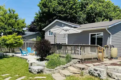 Image de Spacious family friendly private home with a children's climbing wall & fire pit