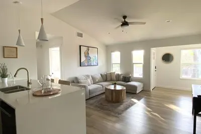 Image de Stunning South Atx Modern Home - New Listing!