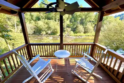 Image de Cozy Riverfront Cabin w/ Hot Tub & Fire Pit. Minutes to Downtown Ellijay