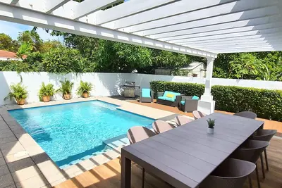 Image de Luxury 5br/4ba Villa • Pool • Steps to Design District • Shopping & Dinning!