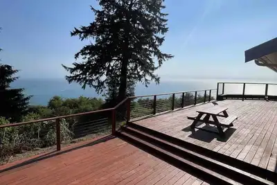 Image de Escape to our spacious 4 bed 2-bath house with stunning ocean and river views