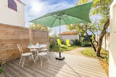 Image de Maison de vacances \"Bois Flottés - Maisonnette 700m Mer\" avec terrasse privée, jardin privé et Wi-Fi
