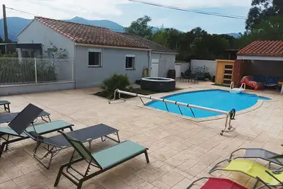 Image de \" La Céret'nitude \" avec son coin piscine privé est proche de tous loisirs
