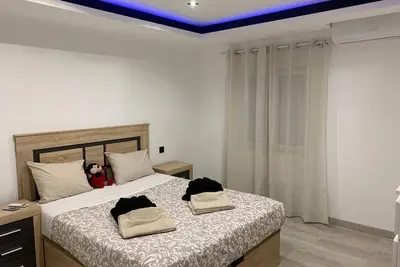 Image de Ville à 5 minutes de la plage, commerces proches. Quartier calme et familial.