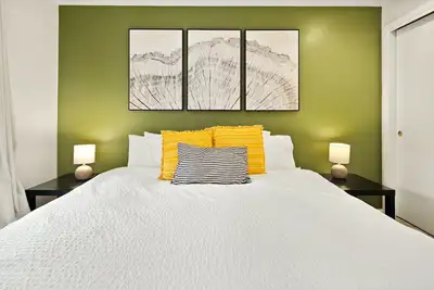 Image de Amenities for all ages * Convenient location * Scenic views *3 King beds * Quick access to town & trails