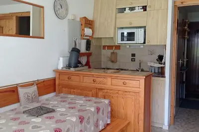 Image de Charmant 2 Pièces avec Terrasse, Proche Navettes et Jardins d'Enfants, Quartier Calme